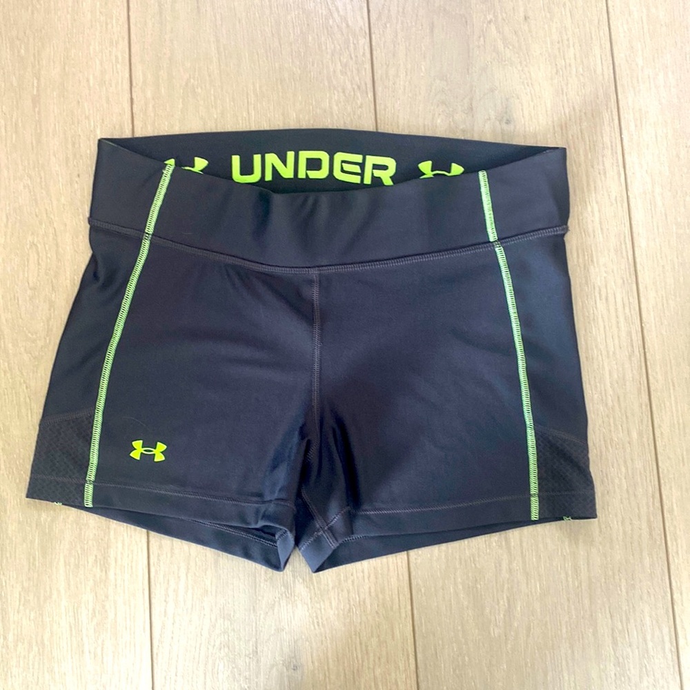 Women's HeatGear Mid Rise Short